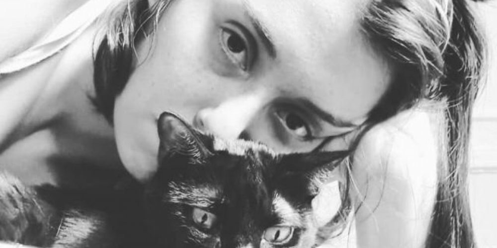 La joven autora reflexiona sobre su salto desde los guiones cinematográficos a la narrativa y repasa los grandes temas presentes en Islas de calor, libro de cuentos protagonizados por mujeres que marcó su debut literario y que explora cómo se adaptarían los santiaguinos a una ola de altas temperaturas sin fin. Además, da pistas de la que será su primera novela.