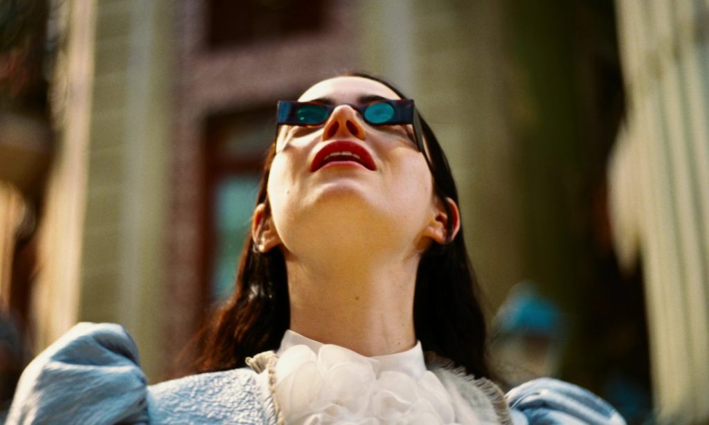 Emma Stone interpretando a Bella Baxter en la película Poor Things de Yorgos Lanthimos.