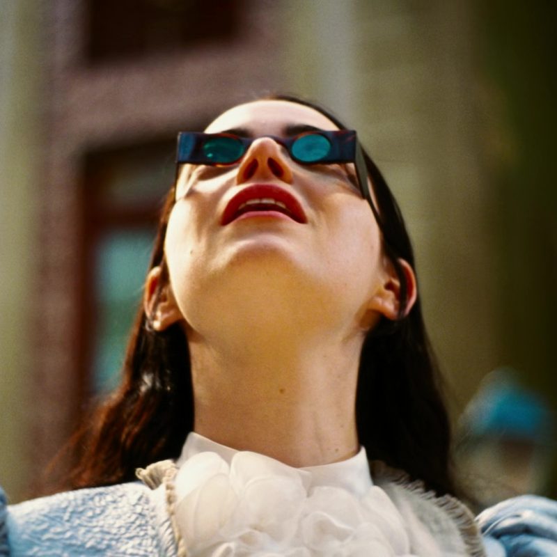 Emma Stone interpretando a Bella Baxter en la película Poor Things de Yorgos Lanthimos.
