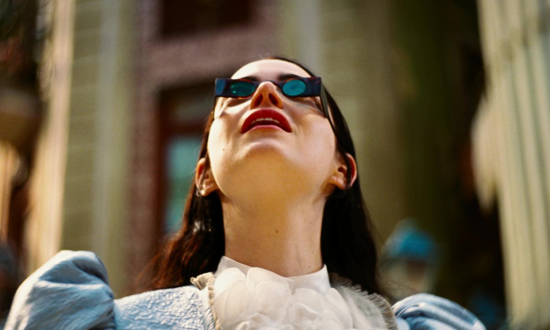 Emma Stone interpretando a Bella Baxter en la película Poor Things de Yorgos Lanthimos.
