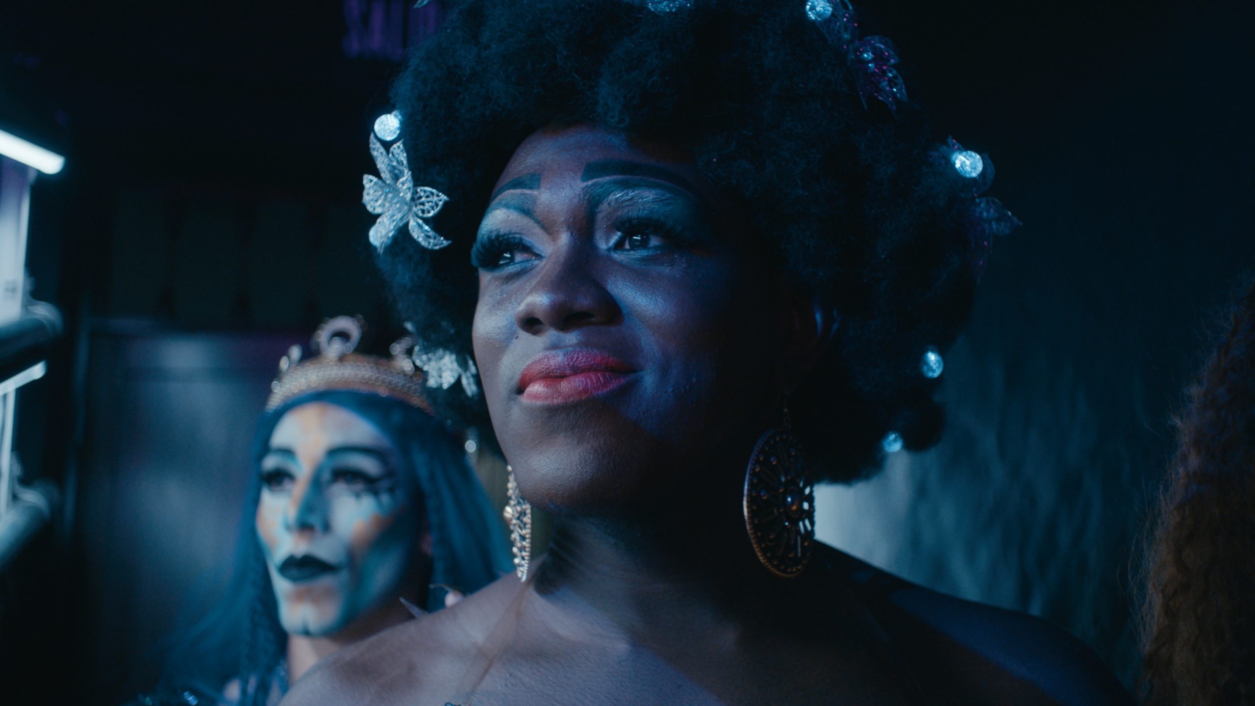 Llueve sobre Babel: La fantasía queer de Gala del Sol